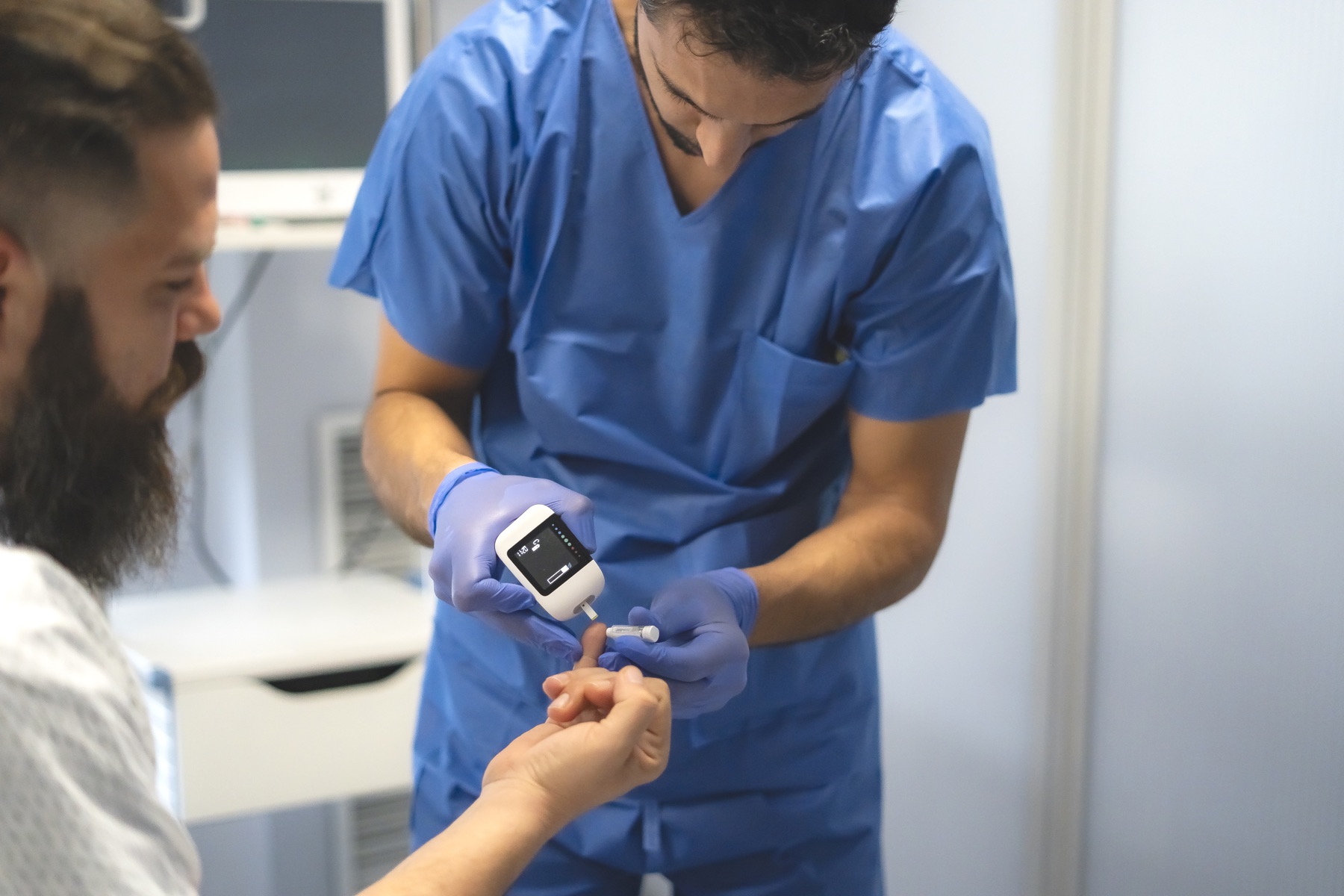 Glucosa en hipoglicemia: 15-20 g oral o dextrosa 10% IV. Evitá el 50%