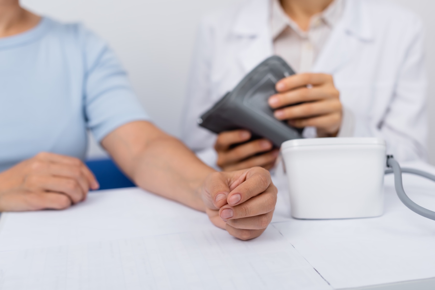 Diferencia de PA ≥20 mmHg entre brazos: tu cribado de 30 segundos para disección aórtica